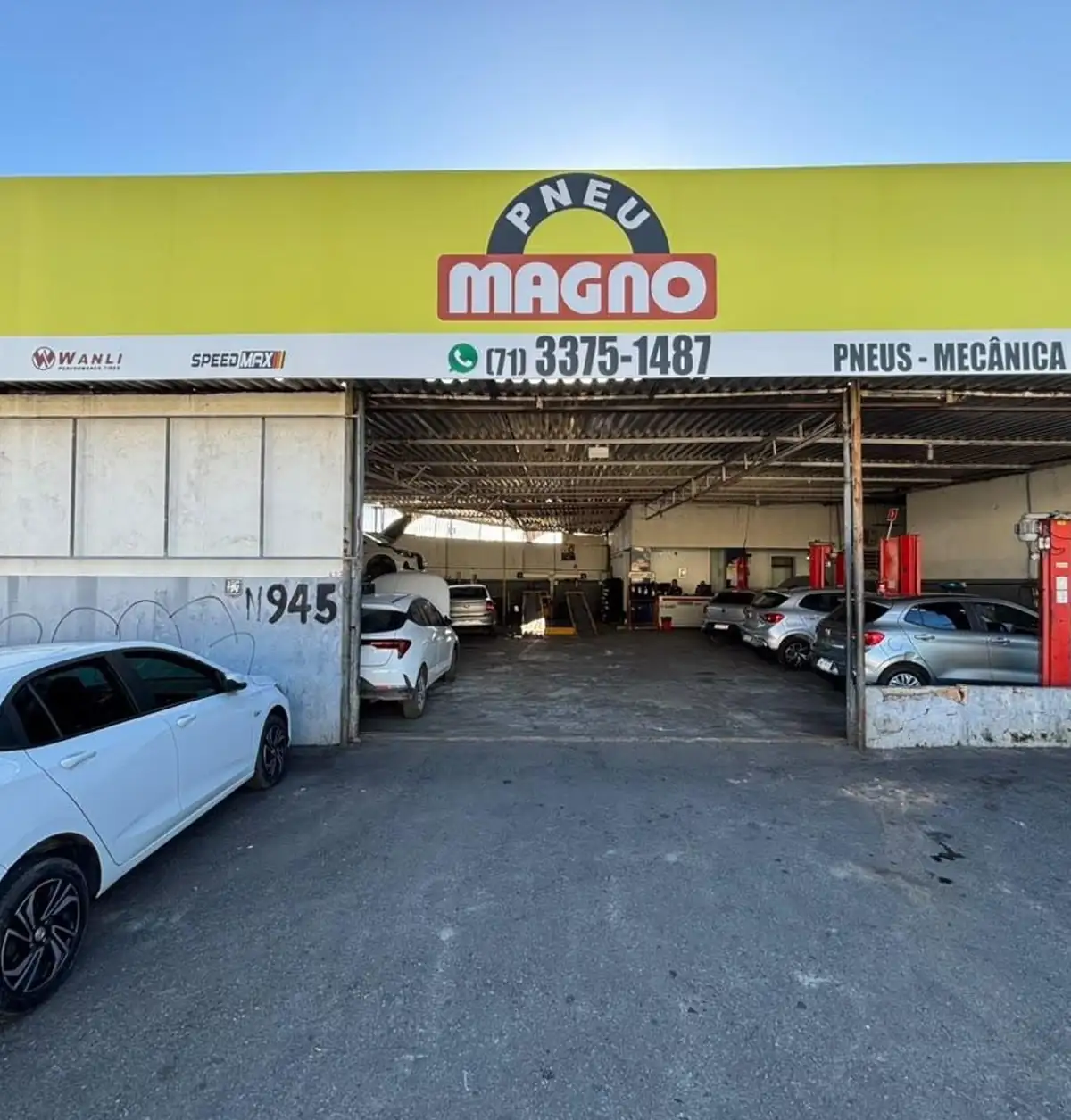 Fachada da Pneu Magno em Itapuã, Salvador