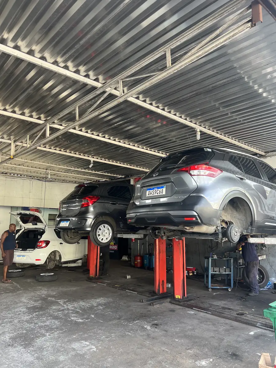 Oficina da Pneu Magno com carros nos elevadores